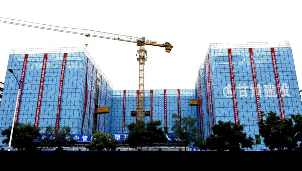 10月16日，由甘肅省交科建設(shè)有限公司承建的蘭州新區(qū)新材料產(chǎn)業(yè)園區(qū)公共服務(wù)平臺項目主體結(jié)構(gòu)順利封頂，為該項目二次結(jié)構(gòu)和裝飾裝修奠定堅實基礎(chǔ)。據(jù)了解，該項目為公共建筑工程，自建設(shè)以來，項目管理團(tuán)隊面對工